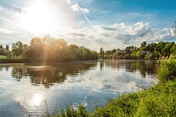Weerspiegeling van de zon op de oever van de rivier van Dieter Walther
