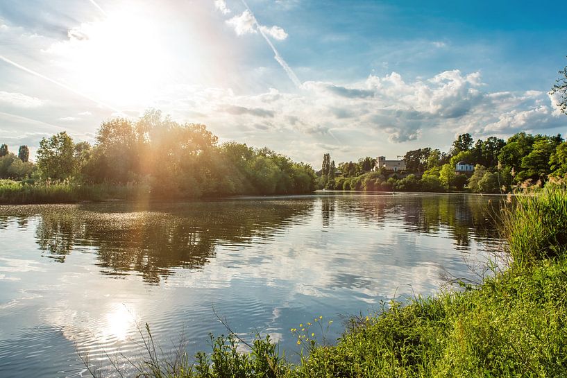 Spiegelung Sonne am Flussufer von Dieter Walther