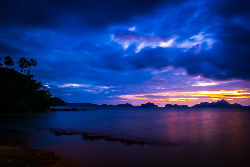 zonsondergang, blue and purple sunset van Corrine Ponsen