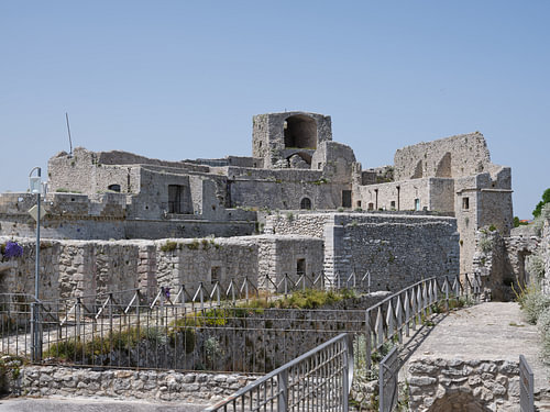 Les ruines historiques du château Castello Normanno Monte Sant'''Angelo, dans les Pouilles, en Italie