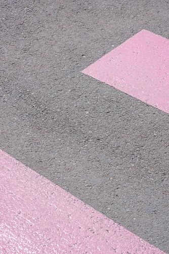 Minimalistische roze zebrapad als wegbelijning