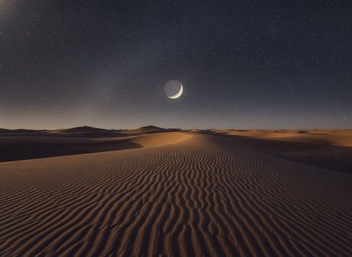 Halve maan boven stille duinen