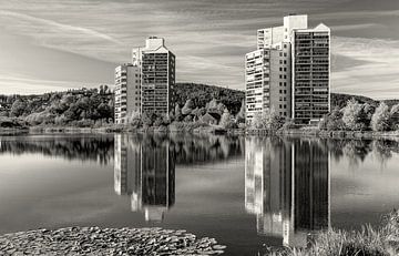 reflectie gebouwen in zwart-wit
