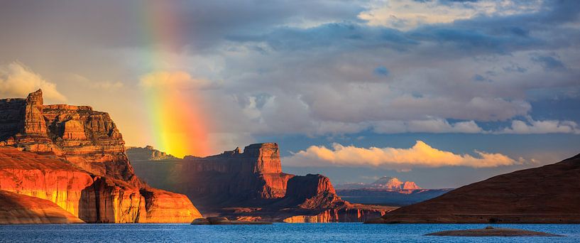 Regenboog over Padre Bay, Lake Powell, Utah van Henk Meijer Photography