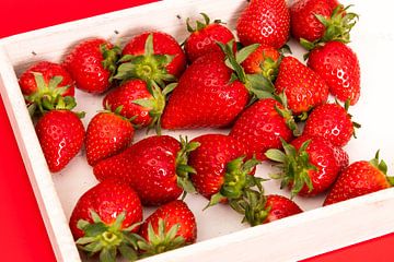Anzahl der roten Erdbeeren in einer weißen Kiste von Wim Stolwerk