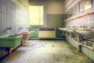 Salle de bain pour les enfants dans un foyer pour jeunes abandonné. sur Roman Robroek - Photos de bâtiments abandonnés