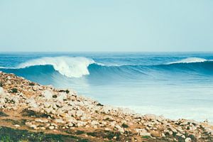Große Welle bricht sich an der Westküste von Portugal von Shanti Hesse