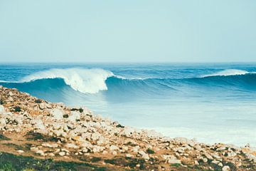 Große Welle bricht sich an der Westküste von Portugal