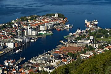 Bergen en Norvège avec son port et ses bateaux sur Anja B. Schäfer