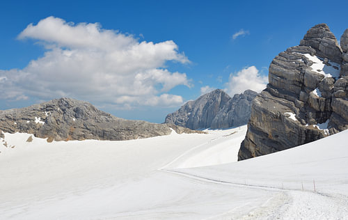 L'univers glacé du glacier du Dachstein, avec ses montagnes escarpées