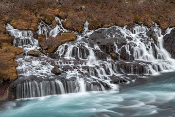Hraunfossar waterval in IJsland
