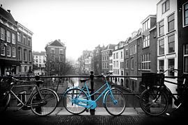 Das blaue Fahrrad auf der Maartensbrug an der Oudegracht in Utrecht von André Blom Fotografie Utrecht