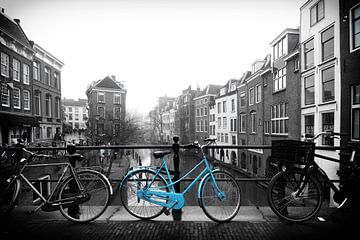 De blauwe fiets op de Maartensbrug aan de Oudegracht in Utrecht