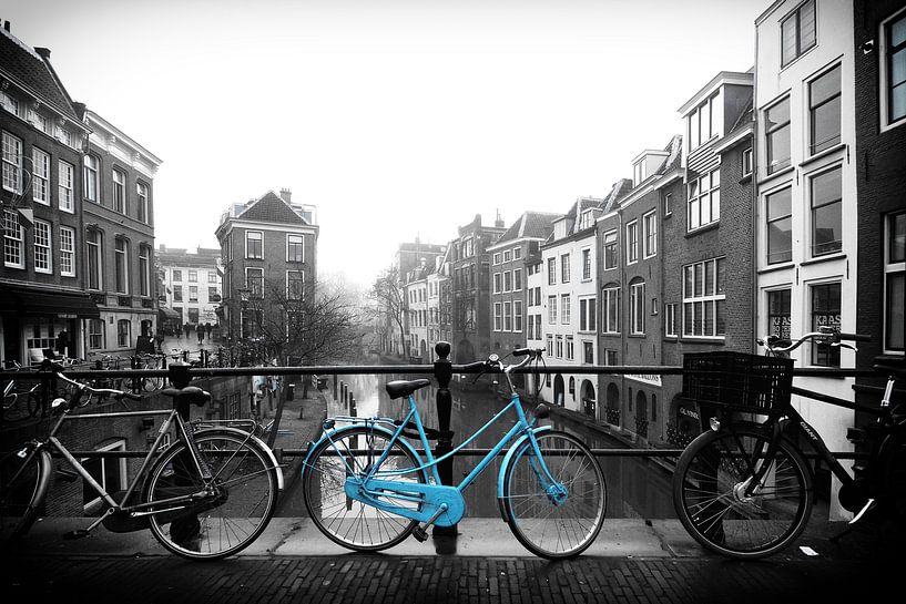 Le vélo bleu sur le Maartensbrug sur l'Oudegracht à Utrecht par André Blom Fotografie Utrecht