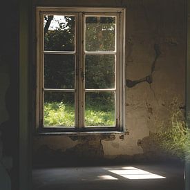 Raam van verlaten huis / straatfotografie van Annelies Hoek