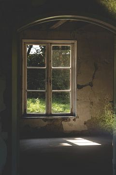 Fenster eines verlassenen Hauses / Straßenfotografie von Annelies Hoek