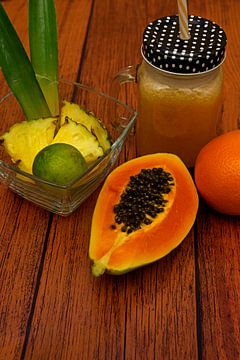 Tropische limonade met ananas, limoen, papaya en sinaasappel