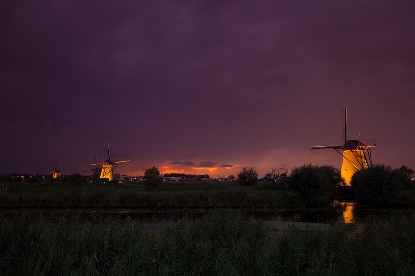 Illuminated Windmills in Kinderdijk after sunset by Jeroen Stel