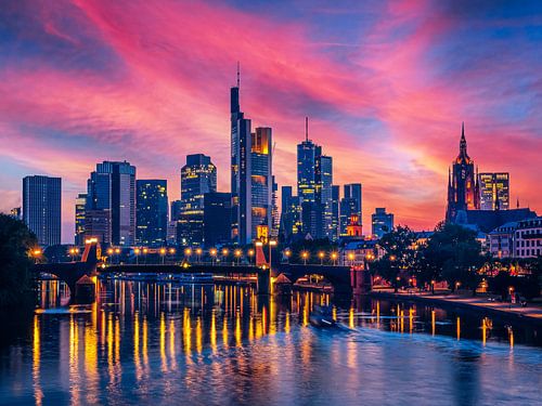 Frankfurt aan de Main met zonsondergang