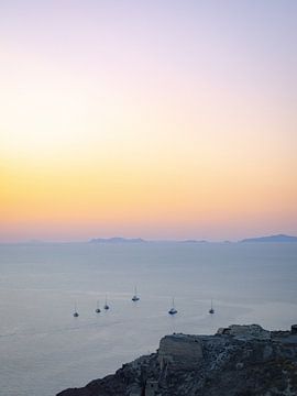 Pastelkleuren en zeilboten tijdens zonsondergang op Santorini | Reisfotografie Griekenland van Teun Janssen