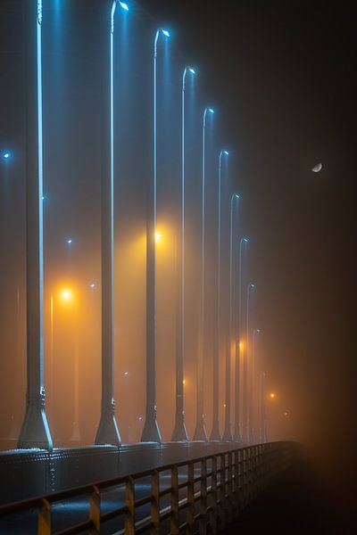 Pont Wilhelmina dans le brouillard #1 par Edwin Mooijaart