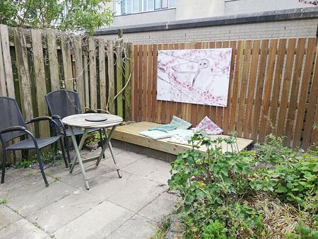 Prachtige Foto van Uil te Midden van Lentebloesems - Perfect voor Natuurliefhebbers en Interieur