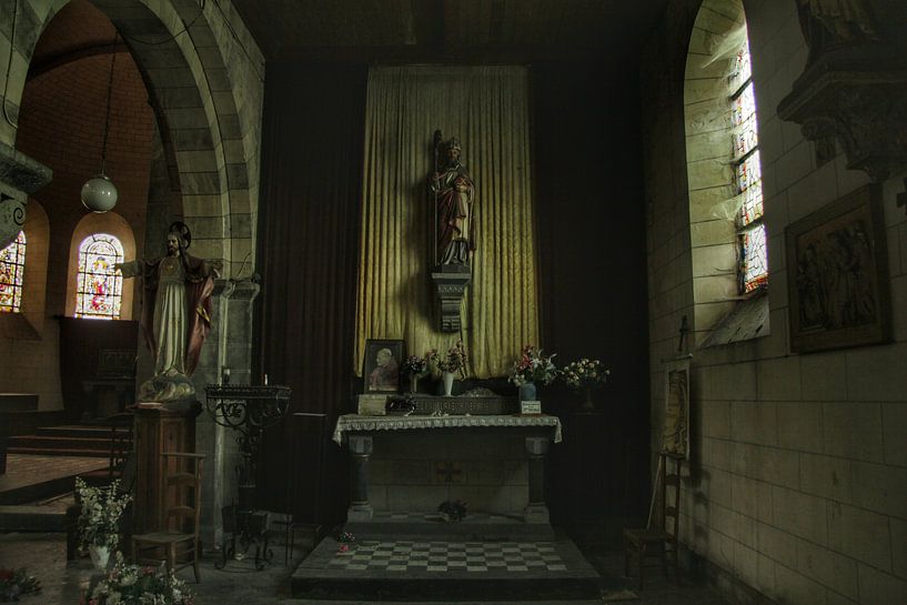 Een verlaten beeldje in een verlaten kerk van Melvin Meijer