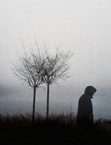 Silhouette mystique dans la brume