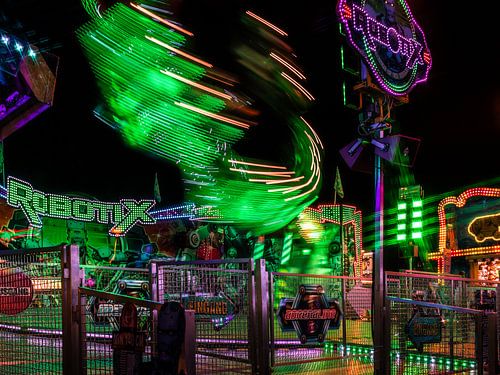 Carrousel en mouvement – tourbillon de lumières d'un manège la nuit