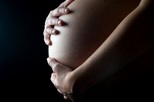 De buik van een zwangere vrouw