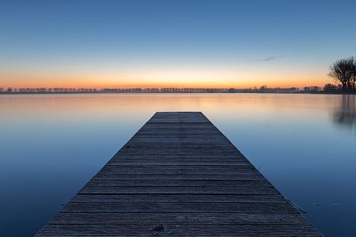 Steiger in het meer van Dirkshorn tijdens het blauwe uurtje