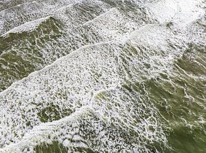Wellen, die auf den Strand treffen, von oben gesehen