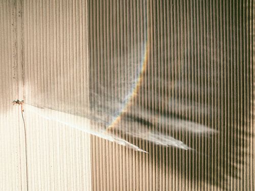 Beregeningskanon sproeit water over een akker in de lente van Sjoerd van der Wal Fotografie