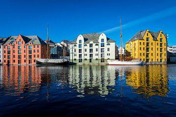 Bunte Jugendstil Häuser am Wasser in alesund, Norwegen von Robert Ruidl