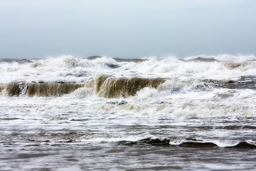 Chaotische Noordzee golven van Jan Brons