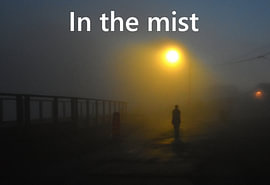 Een mist in het dorp op een zomerse avond
