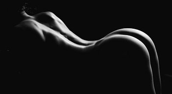 Skulptur aus Schatten und Licht - nackte Frau