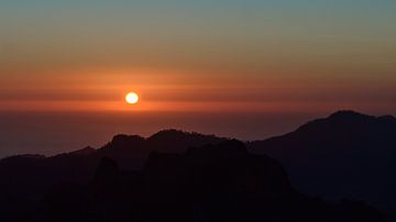 Zon en bergen, Gran Canaria van Timon Schneider