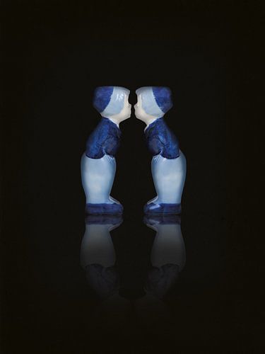 Liefde. Delfts blauw kussen paar, mannen. Op zwarte achtergrond