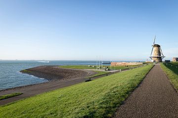 Dijk in Vlissingen met molen van Madelief Dekker