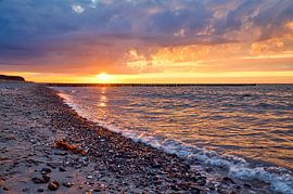 Zonsondergang op het strand van Zingst, romantisch van Martin Köbsch