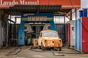Verlassener FIAT an einer verlassenen Autowaschanlage in Portugal