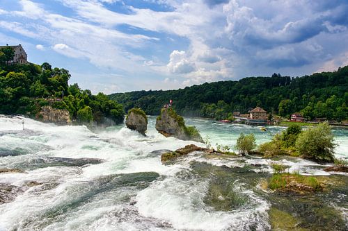 Kolkend water bij de waterval van Schaffhausen