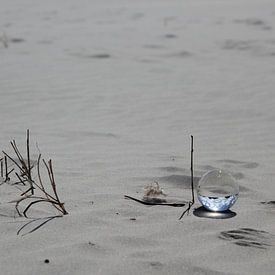 Wrâldbaltsje met blauwe lucht op het strand van Terschelling van Nynke van der Ploeg