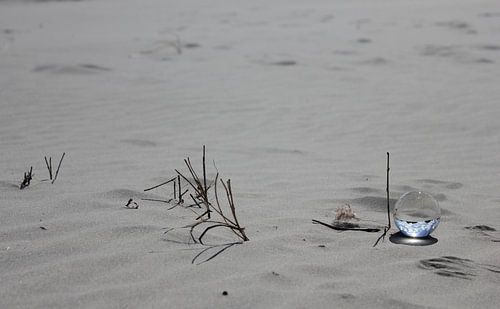 Wrâldbaltsje met blauwe lucht op het strand van Terschelling
