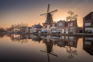 Molen De Vlijt weerspiegeld in de historische binnenhaven van Meppel