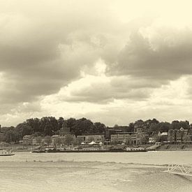 Panorama Nijmegen sepia van Lonneke Klomp