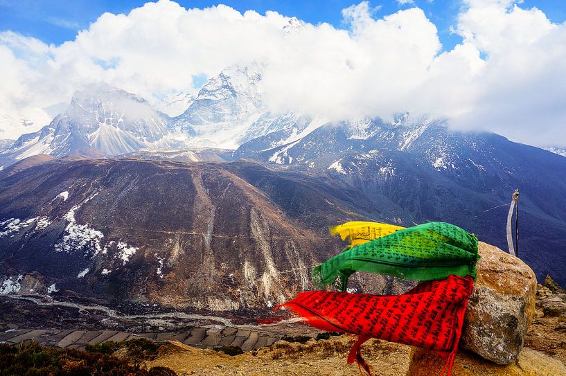 Gebetsfahnen wehen im Wind, hoch auf einem Gipfel des Himalaya. von Joris de Bont
