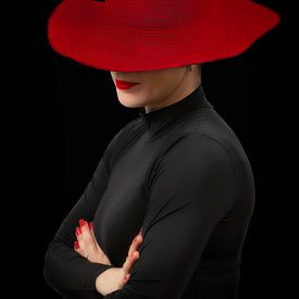 Lady with big red hat by Laura Loeve