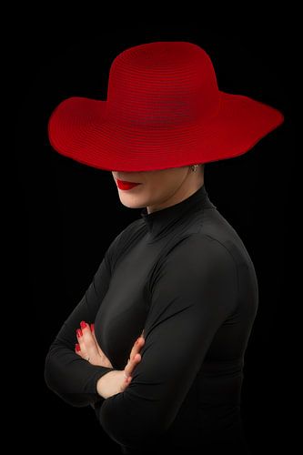 Dame met grote rode hoed
